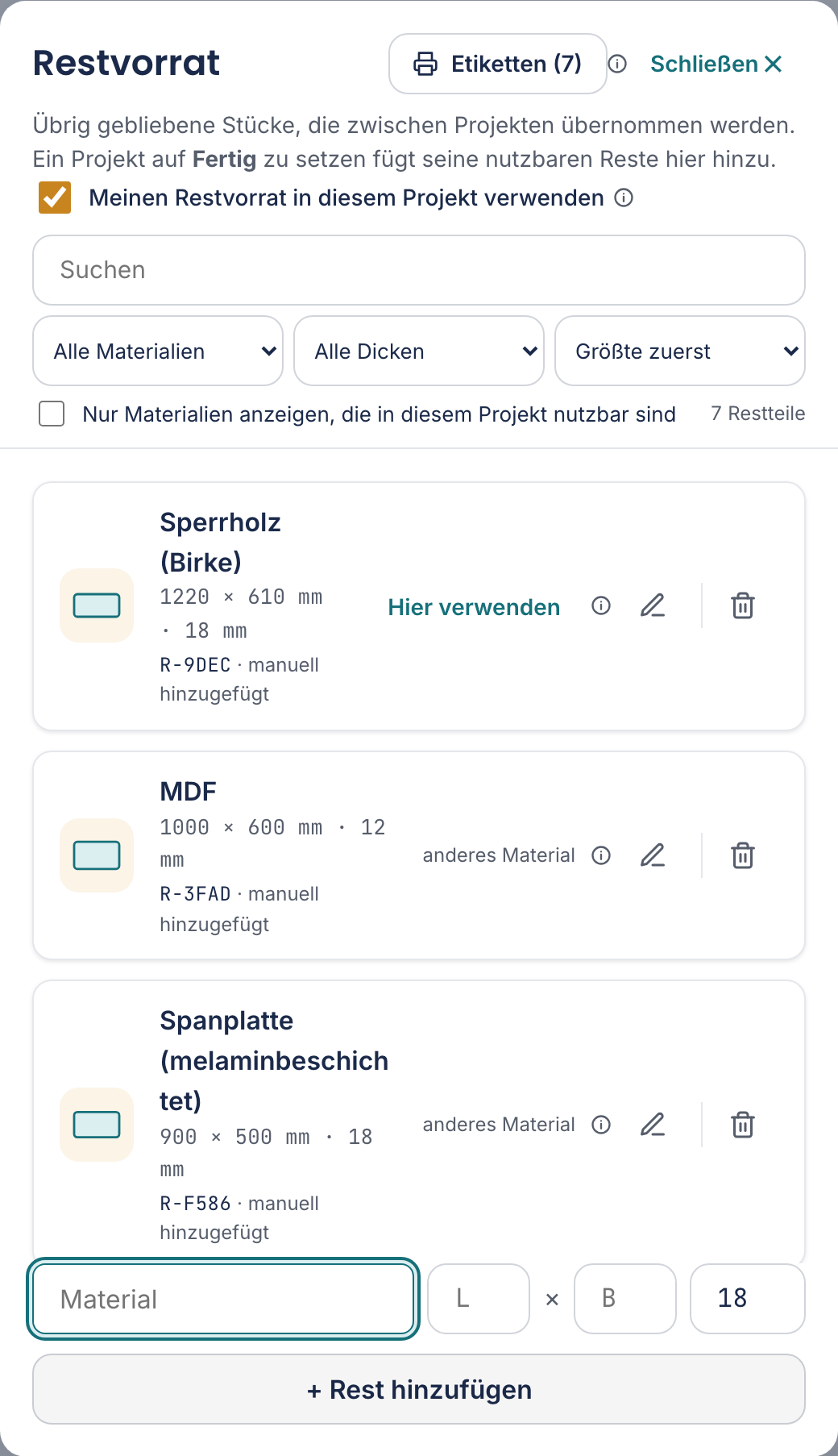 Der Restvorrat mit ein paar Stücken darin. Je Stück siehst du Material, Maß, Stärke, Code und Herkunft.